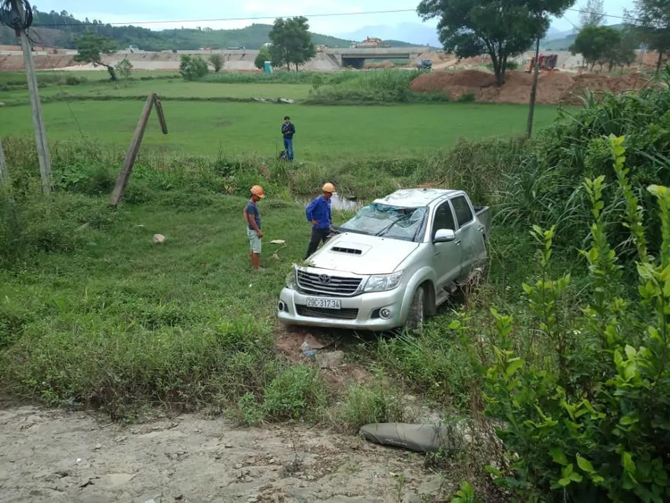 Tai nạn đường sắt giữa tàu chở hàng và xe ô tô, 2 người thương vong ảnh 1