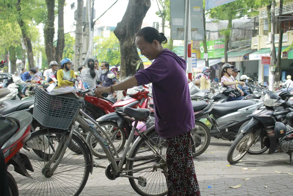 Quảng Ngãi: Cận cảnh cha mẹ thấp thỏm chờ con “vượt vũ môn” ảnh 3