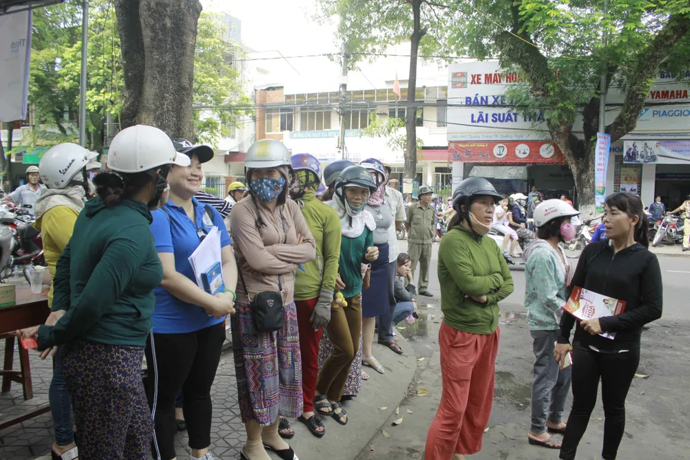 Quảng Ngãi: Cận cảnh cha mẹ thấp thỏm chờ con “vượt vũ môn” ảnh 2