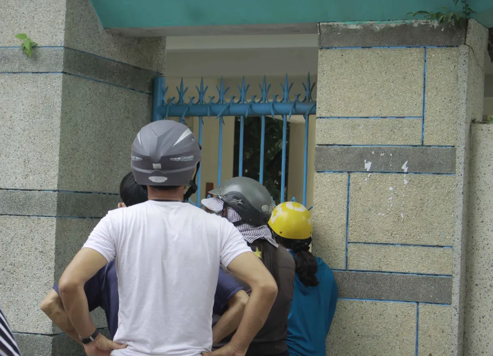 Quảng Ngãi: Cận cảnh cha mẹ thấp thỏm chờ con “vượt vũ môn” ảnh 5