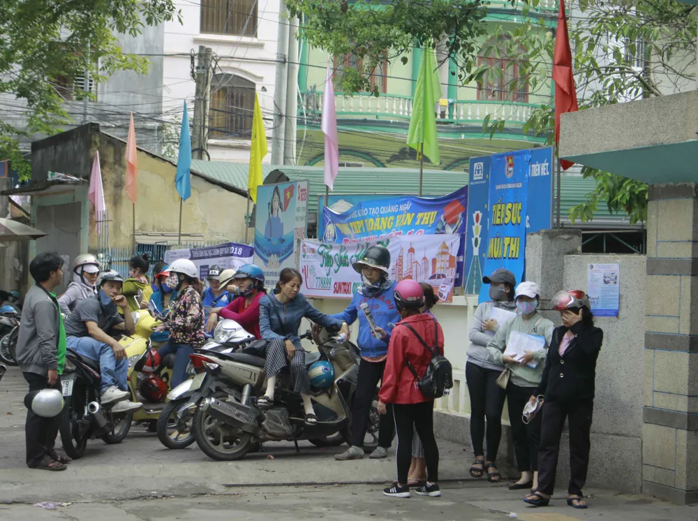 Quảng Ngãi: Cận cảnh cha mẹ thấp thỏm chờ con “vượt vũ môn” ảnh 1
