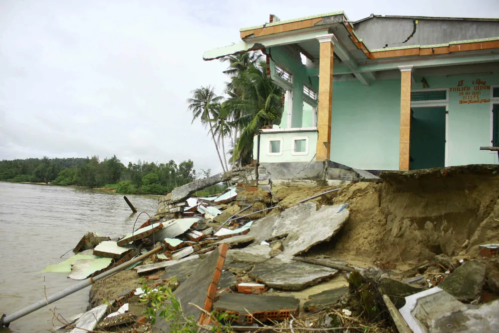 Quảng Ngãi: Hàng trăm điểm sạt lở bờ sông, bờ biển và bồi lấp cửa sông cấp độ nguy hiểm ảnh 1