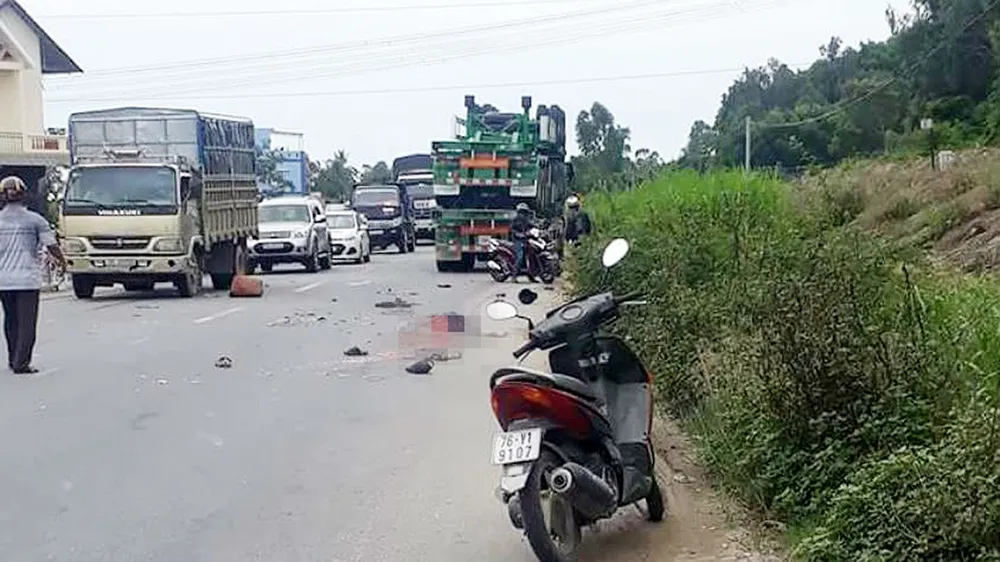 Xe máy va chạm với xe đầu kéo, 2 vợ chồng tử vong ảnh 1