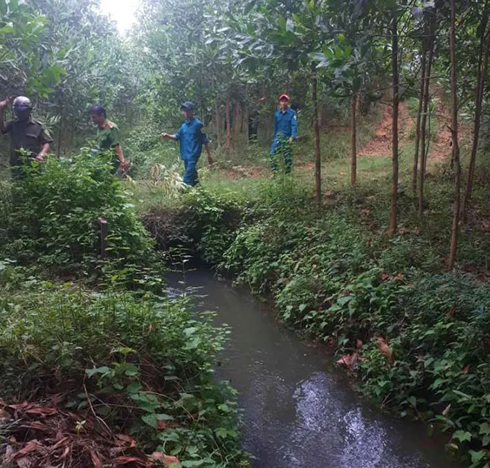 Đi bắt ốc cùng anh trai, bé 4 tuổi trượt chân tử vong	 ảnh 1