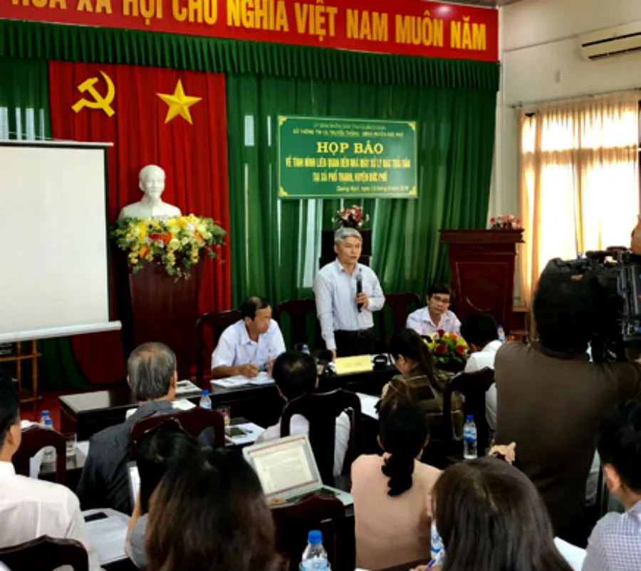 Họp báo giải quyết vụ dân chặn xe rác vào Nhà máy rác Sa Huỳnh ảnh 1