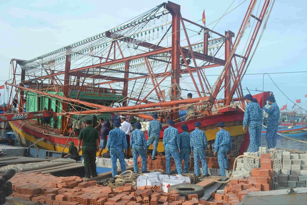 Lai dắt tàu cá Quảng Bình hỏng máy về đảo Lý Sơn ảnh 1