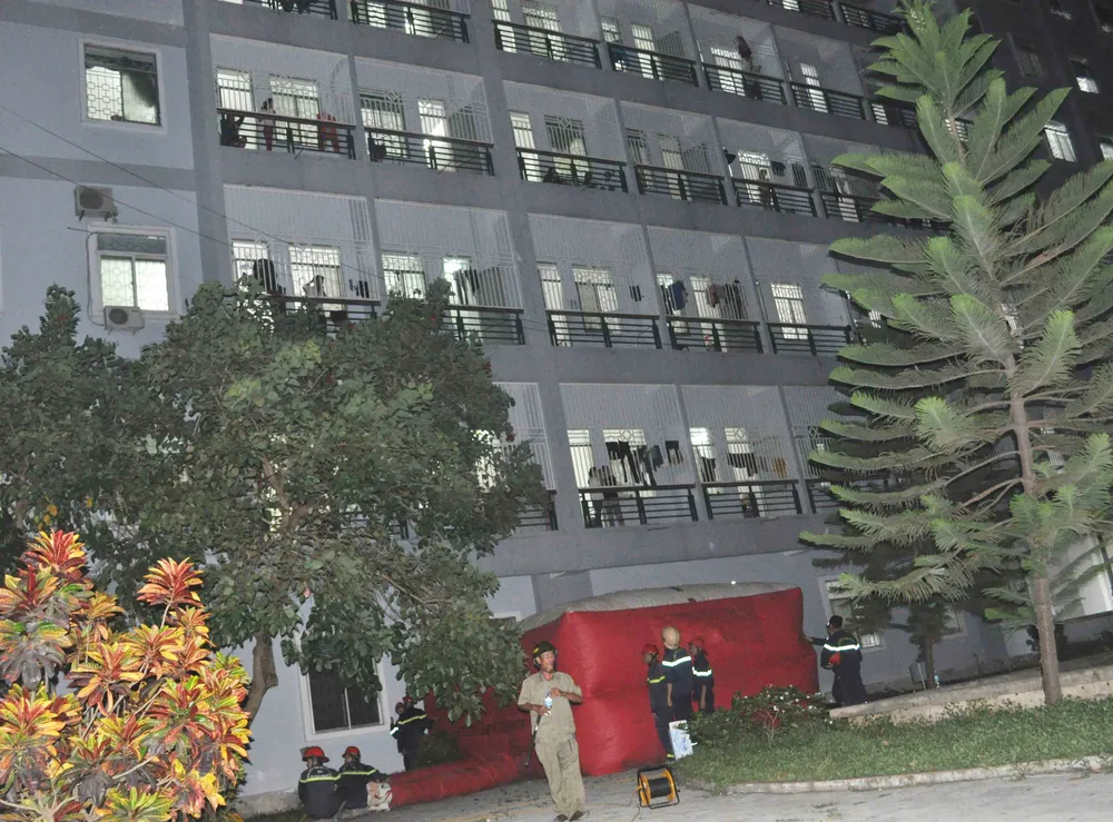 Giải cứu thành công người đàn ông trèo lầu 7 bệnh viện Quảng Ngãi đòi tự tử ảnh 1