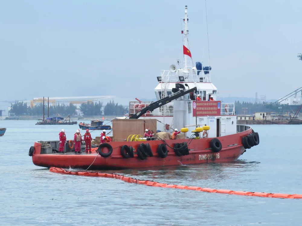 Diễn tập tìm kiếm cứu nạn hàng hải trong vùng nước cảng biển Quảng Ngãi ảnh 3