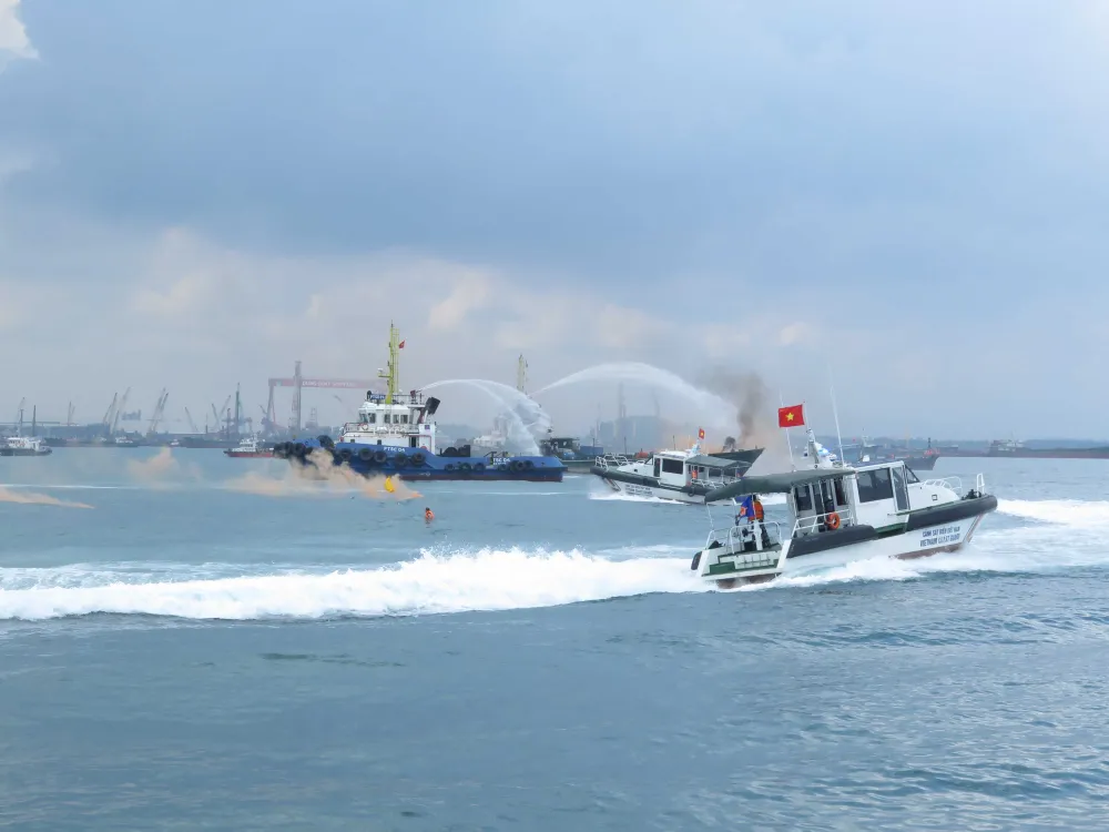Diễn tập tìm kiếm cứu nạn hàng hải trong vùng nước cảng biển Quảng Ngãi ảnh 1