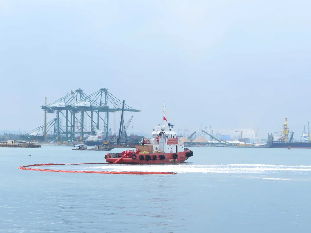 Diễn tập tìm kiếm cứu nạn hàng hải trong vùng nước cảng biển Quảng Ngãi ảnh 2