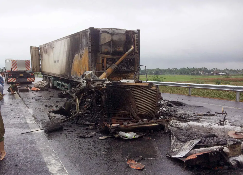 Cháy xe đầu kéo trên cao tốc Đà Nẵng - Quảng Ngãi ảnh 2