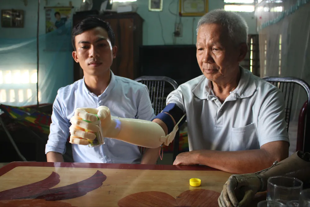 Chàng sinh viên xứ Quảng mang "bàn tay robot" chi phí 3 triệu đồng đến với người khuyết tật nghèo ảnh 1