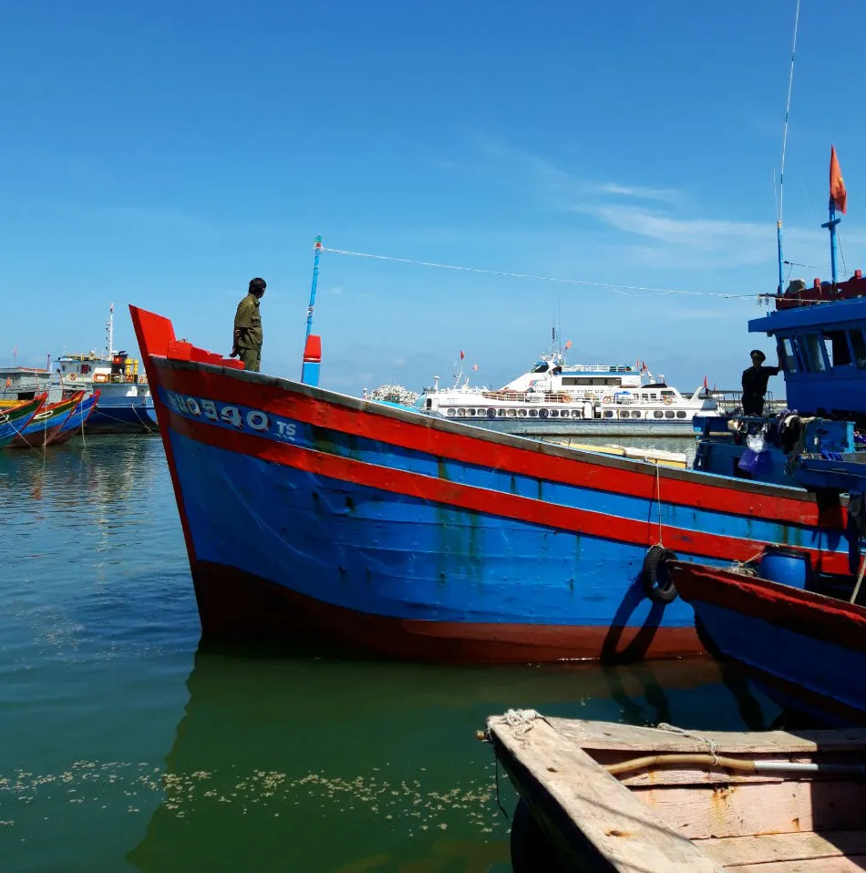 Tịch thu súng điện và bộ kích điện trên tàu cá  ảnh 1