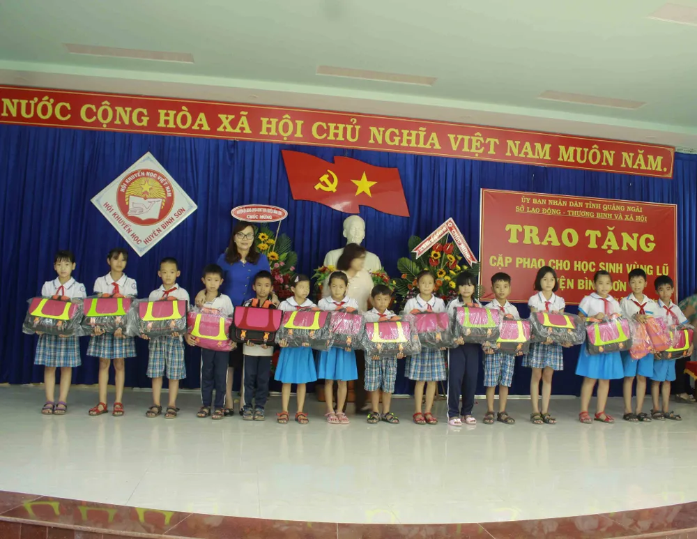 Trao tặng cặp phao cho học sinh vùng lũ ảnh 1