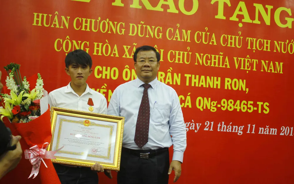 Trao tặng Huân chương dũng cảm cho ngư dân cứu người giữa biển Hoàng Sa ảnh 2