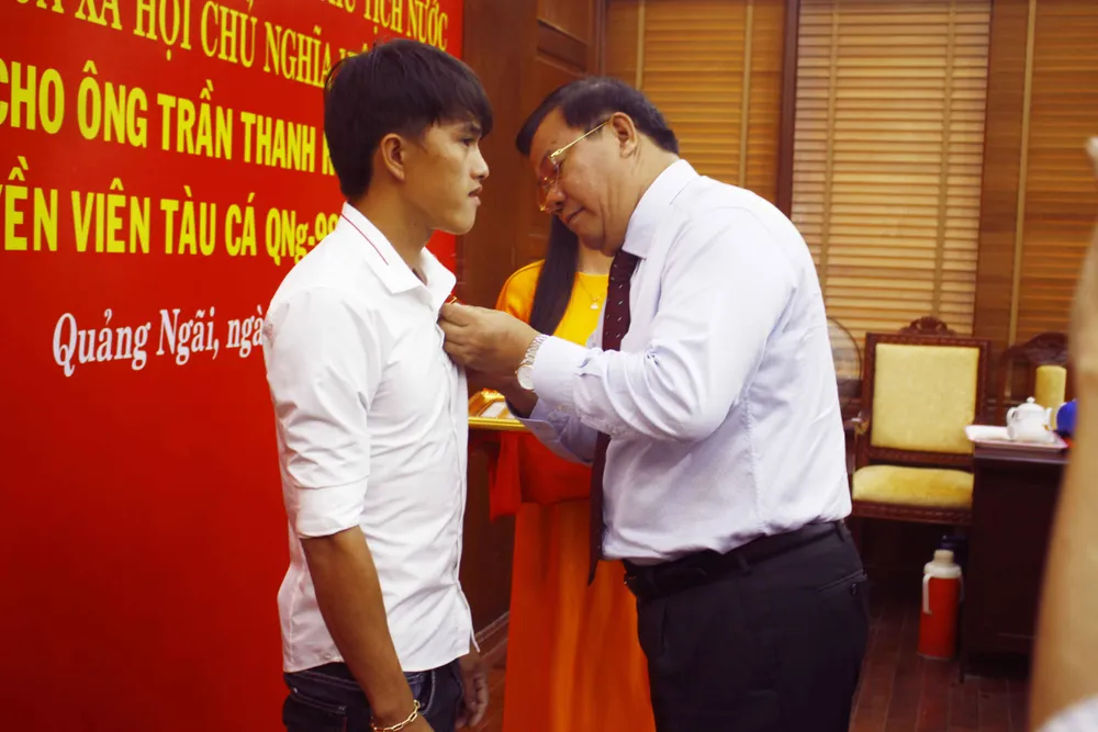 Trao tặng Huân chương dũng cảm cho ngư dân cứu người giữa biển Hoàng Sa ảnh 1