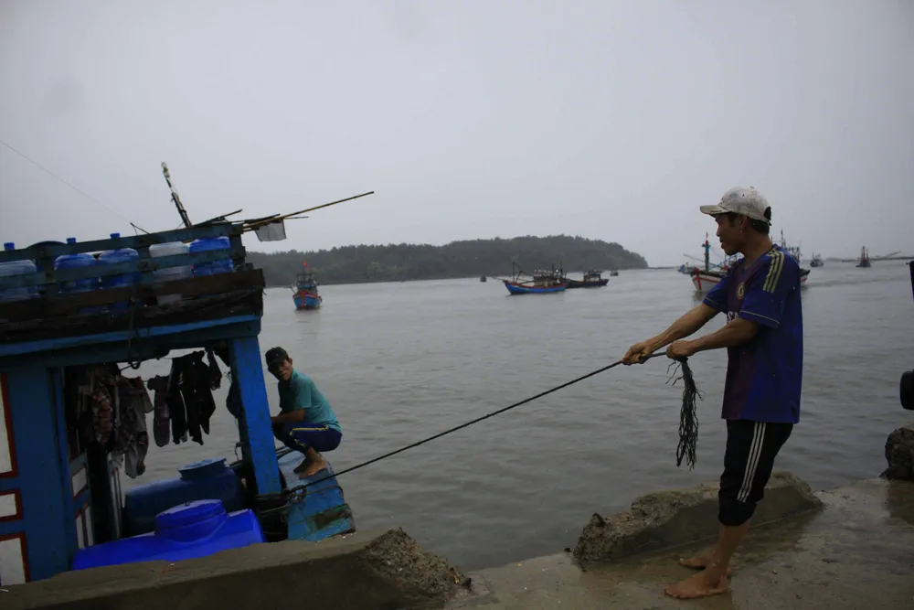 1 tàu chìm, 535 tàu chưa vào tránh trú ở Quảng Ngãi ảnh 1