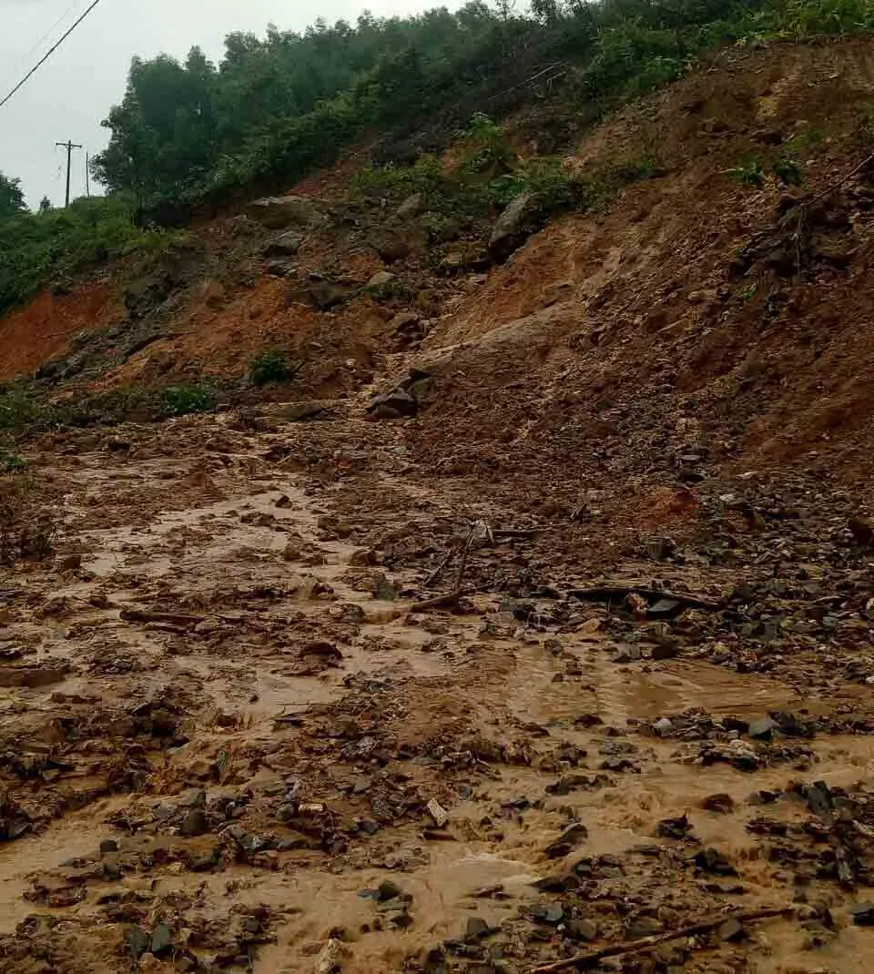 Sạt lở sông Vệ đe dọa hàng trăm hộ dân, nhiều nơi vùng núi bị cô lập ảnh 9