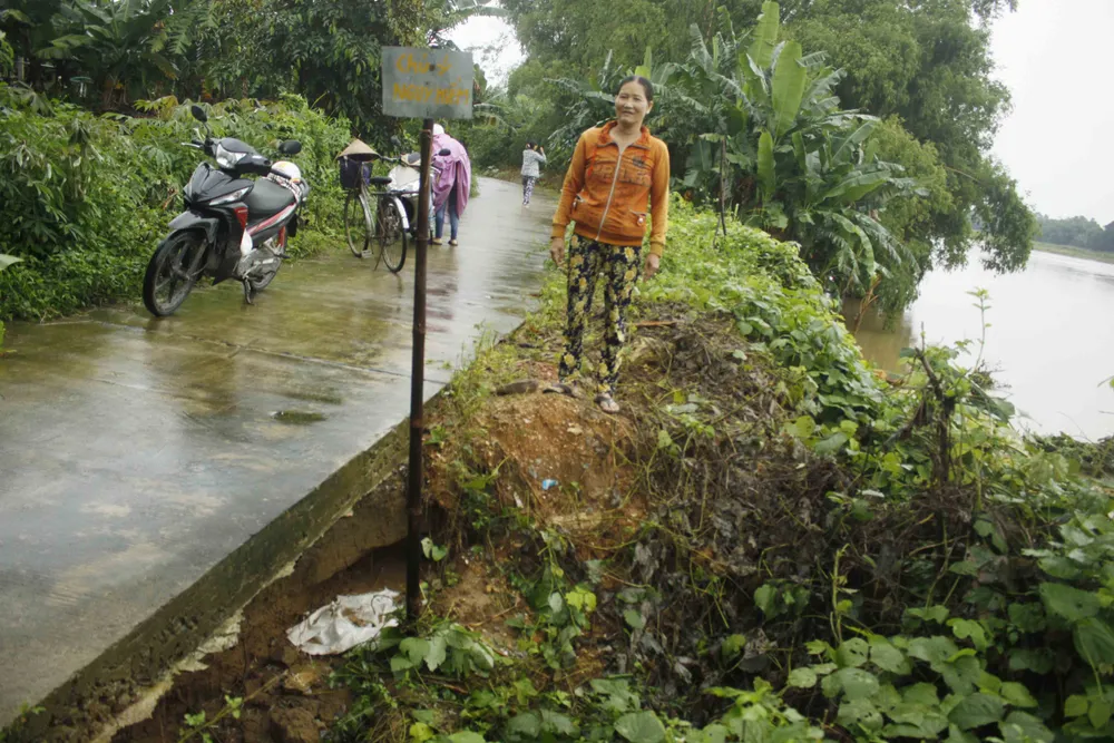 Sạt lở sông Vệ đe dọa hàng trăm hộ dân, nhiều nơi vùng núi bị cô lập ảnh 5