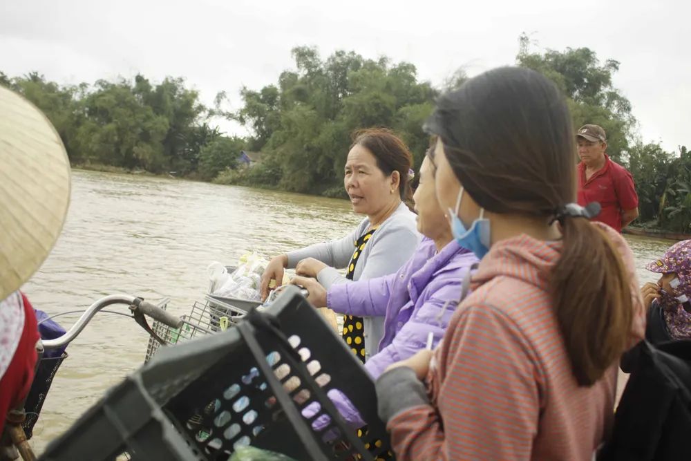 Quảng Ngãi: Người nuôi tôm trắng tay sau lũ ảnh 4
