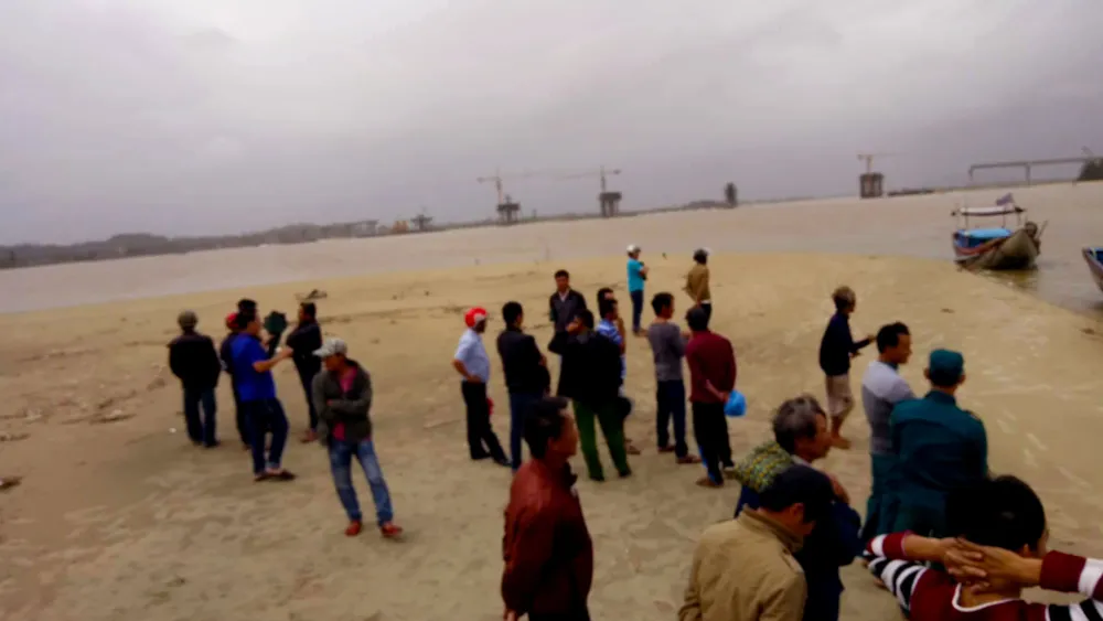 Quảng Ngãi: Tìm kiếm hai cha con bị lật thuyền mất tích ảnh 1