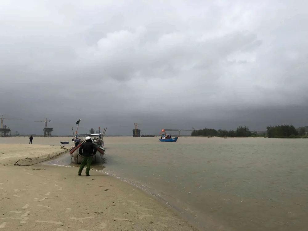 Tìm thấy thi thể hai cha con trong vụ lật thuyền ở Quảng Ngãi ảnh 1