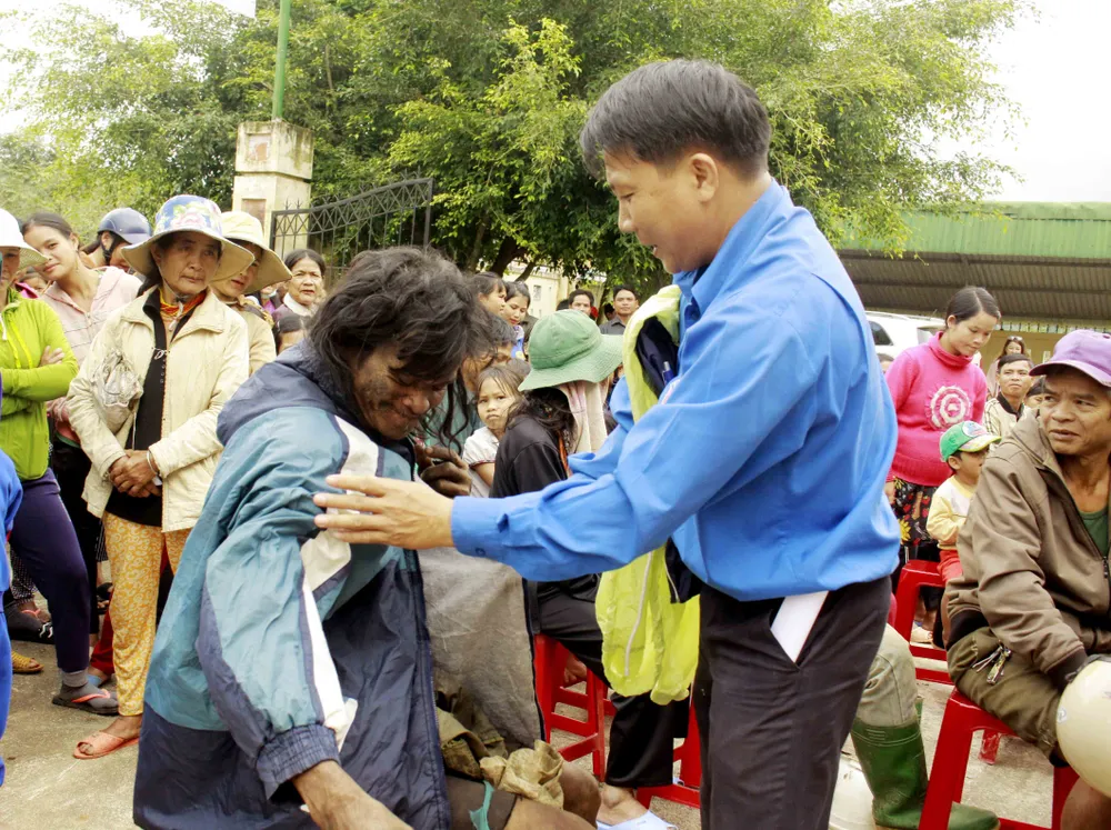 Quảng Ngãi: “Tình nguyện mùa đông” đến với người dân vùng cao ảnh 7