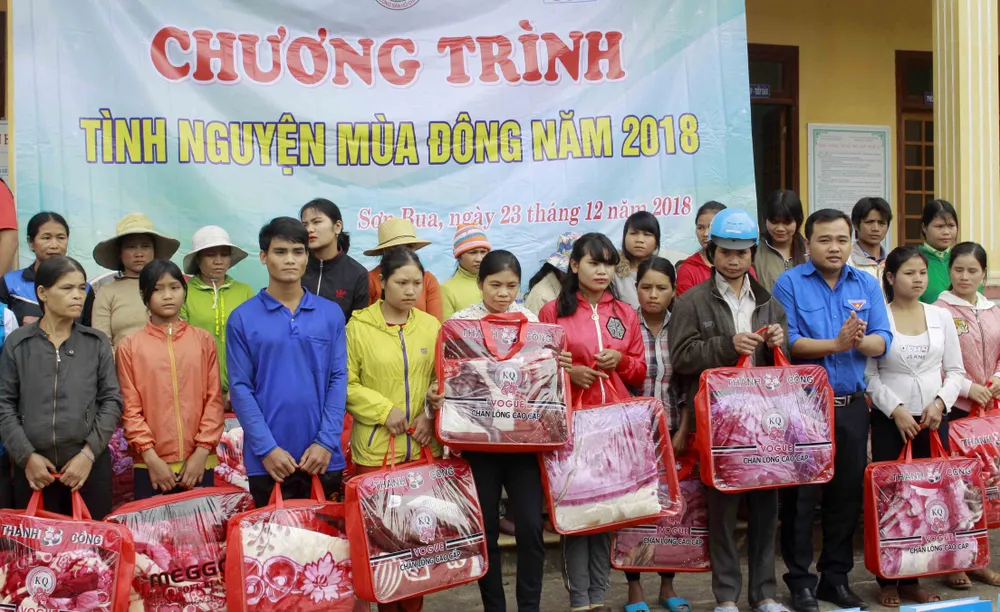 Quảng Ngãi: “Tình nguyện mùa đông” đến với người dân vùng cao ảnh 2