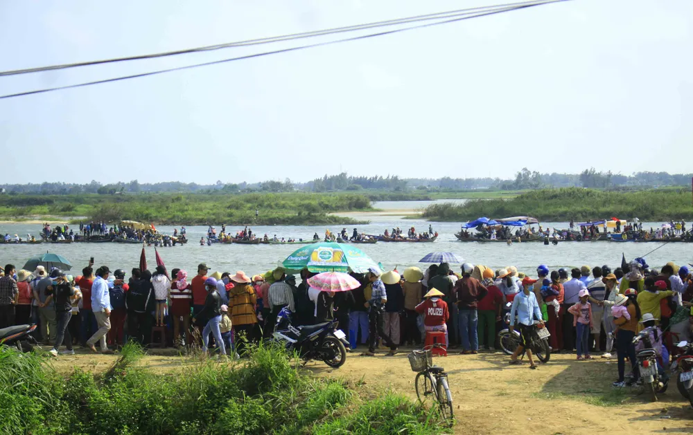 Nét đẹp lễ hội đua thuyền vùng sông nước ở Quảng Ngãi ảnh 1