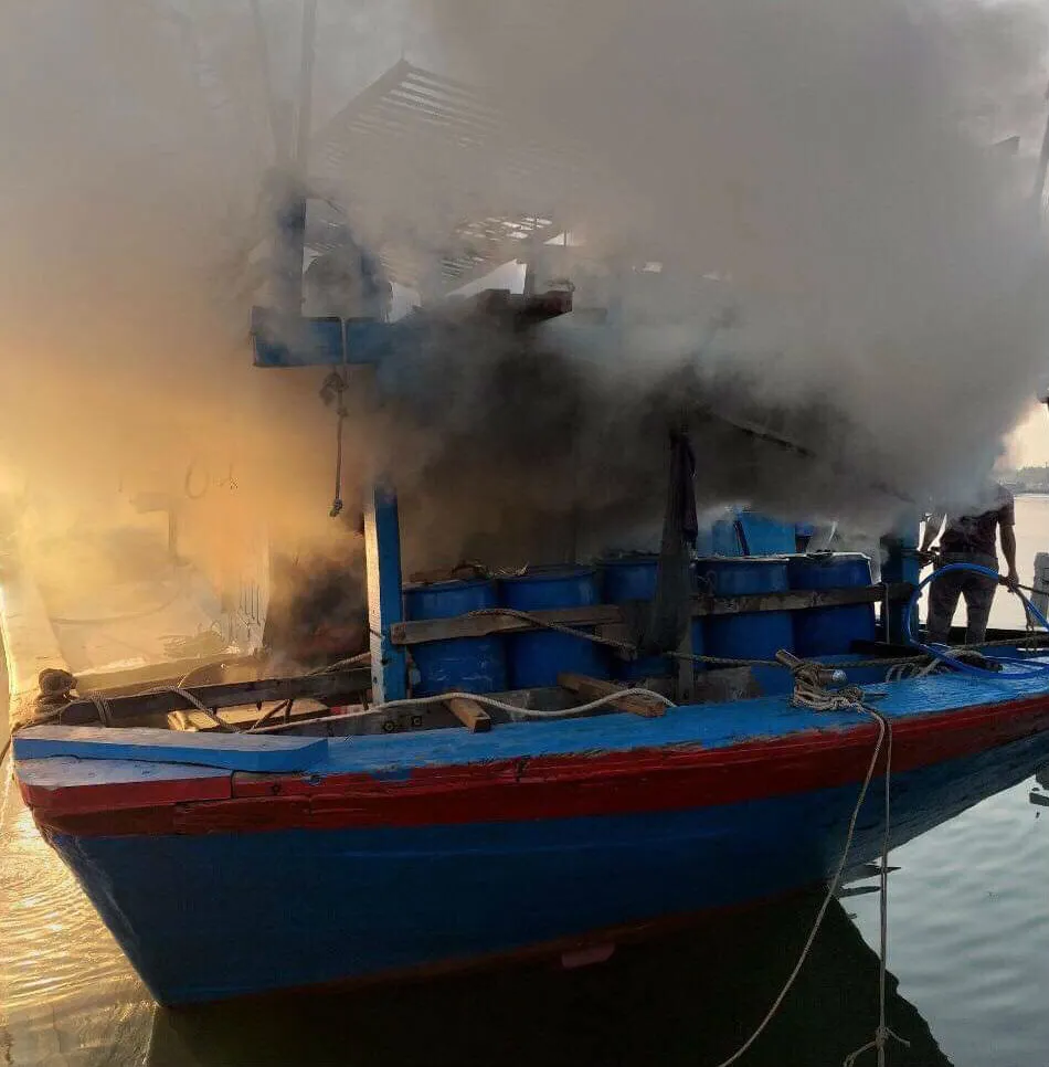 Cháy tàu cá, thiệt hại hơn 200 triệu đồng ảnh 1