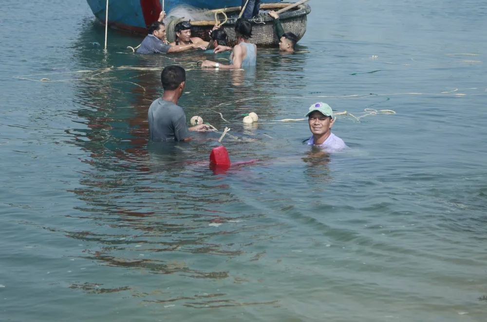 Hàng trăm người dân trục vớt 2 chiếc tàu do sóng đánh chìm ảnh 2