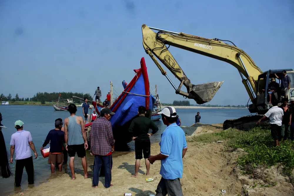 Hàng trăm người dân trục vớt 2 chiếc tàu do sóng đánh chìm ảnh 1