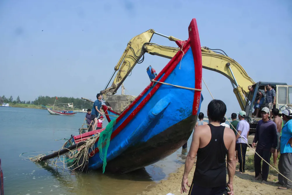Hàng trăm người dân trục vớt 2 chiếc tàu do sóng đánh chìm ảnh 5