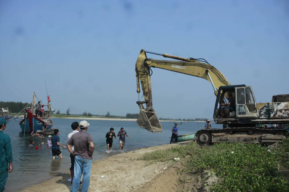 Hàng trăm người dân trục vớt 2 chiếc tàu do sóng đánh chìm ảnh 3