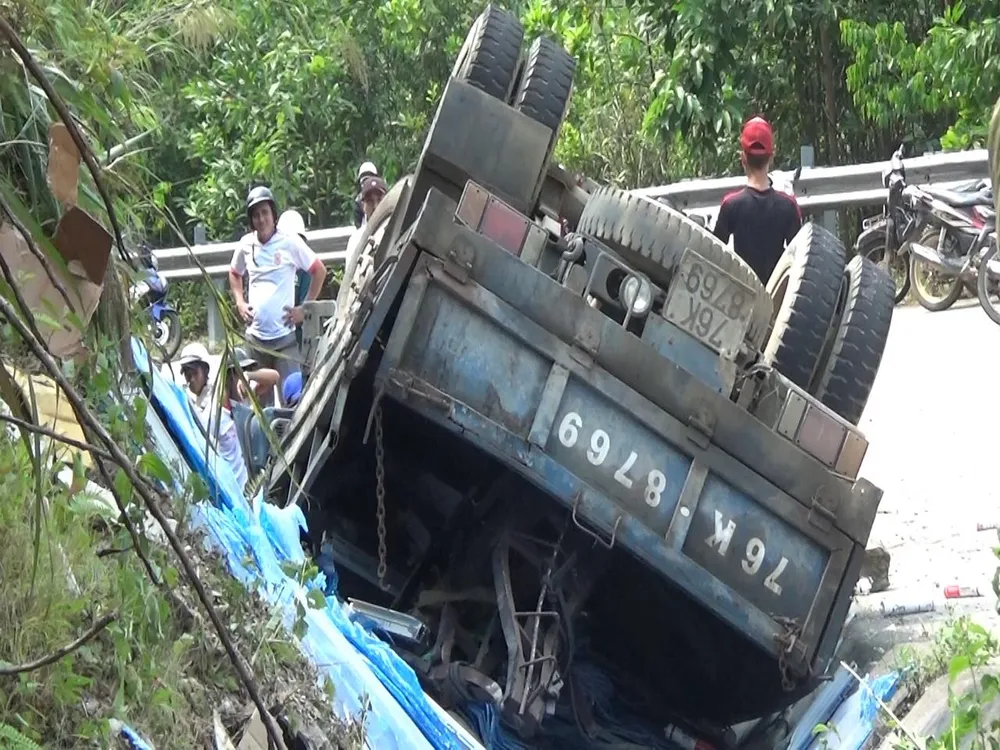 Quảng Ngãi: Lật xe tải, 1 người chết, 2 bị thương nặng ảnh 1