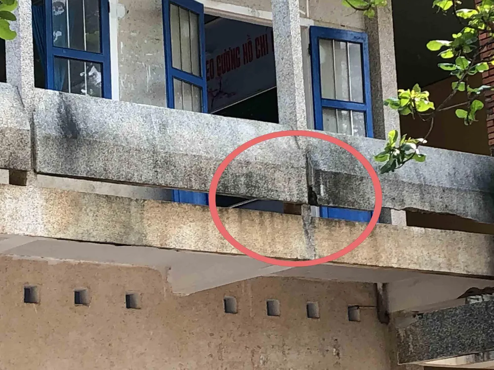 Quảng Ngãi: Trường THPT Lý Sơn xuống cấp, có nguy cơ đổ sập ảnh 1