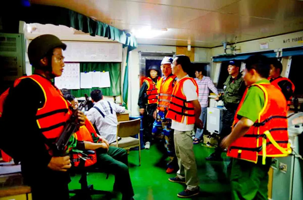 Bắt vụ sang chiết xăng trên vùng biển Quảng Ngãi ảnh 2