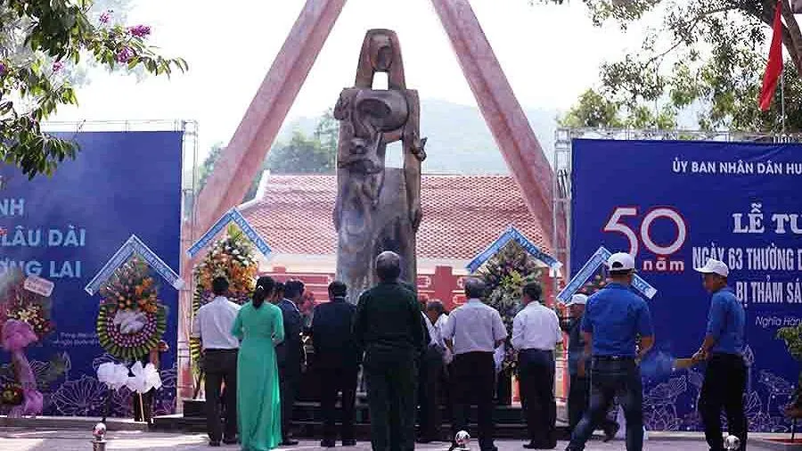 Tượng đài Khu di tích Khánh Giang - Trường Lệ