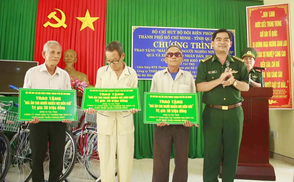 Bộ đội Biên phòng TPHCM trao quà cho người nghèo và học sinh đảo Lý Sơn ảnh 1