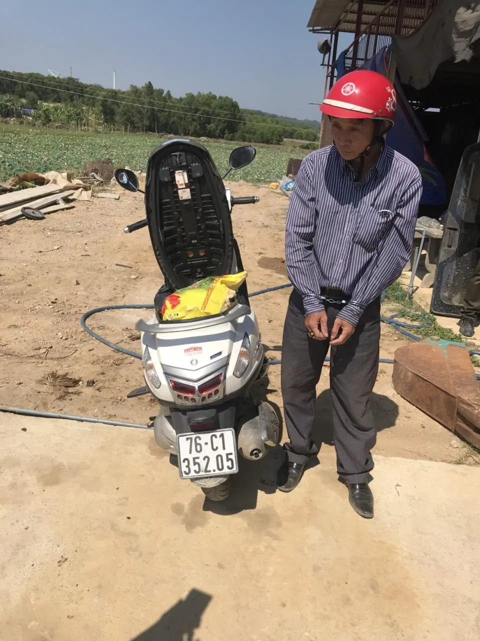 Bắt giữ khẩn cấp 2 vợ chồng, tịch thu tang vật hàng ngàn kíp nổ, chất nổ ảnh 1