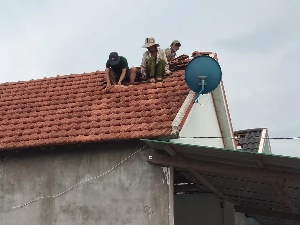 Quảng Ngãi: Gió lốc khiến 3 nhà dân bị tốc mái ảnh 5