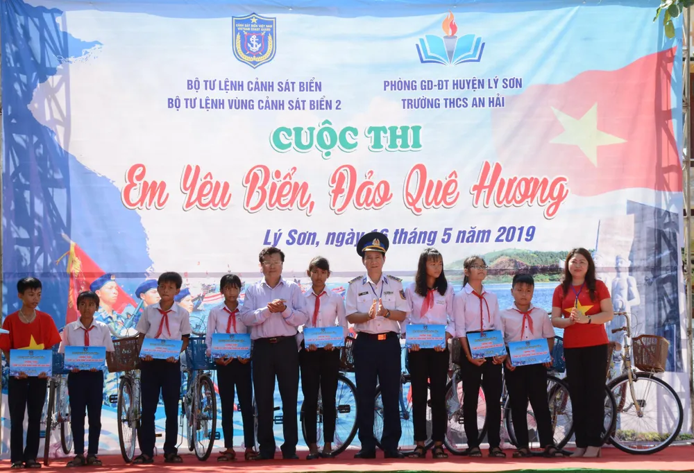 Cảnh sát biển thăm và tặng quà cho ngư dân đảo Lý Sơn ảnh 1