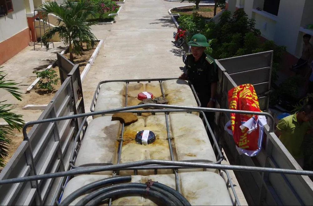 Bắt quả tang vụ vận chuyển 1.800 lít dầu DO không rõ nguồn gốc ảnh 1