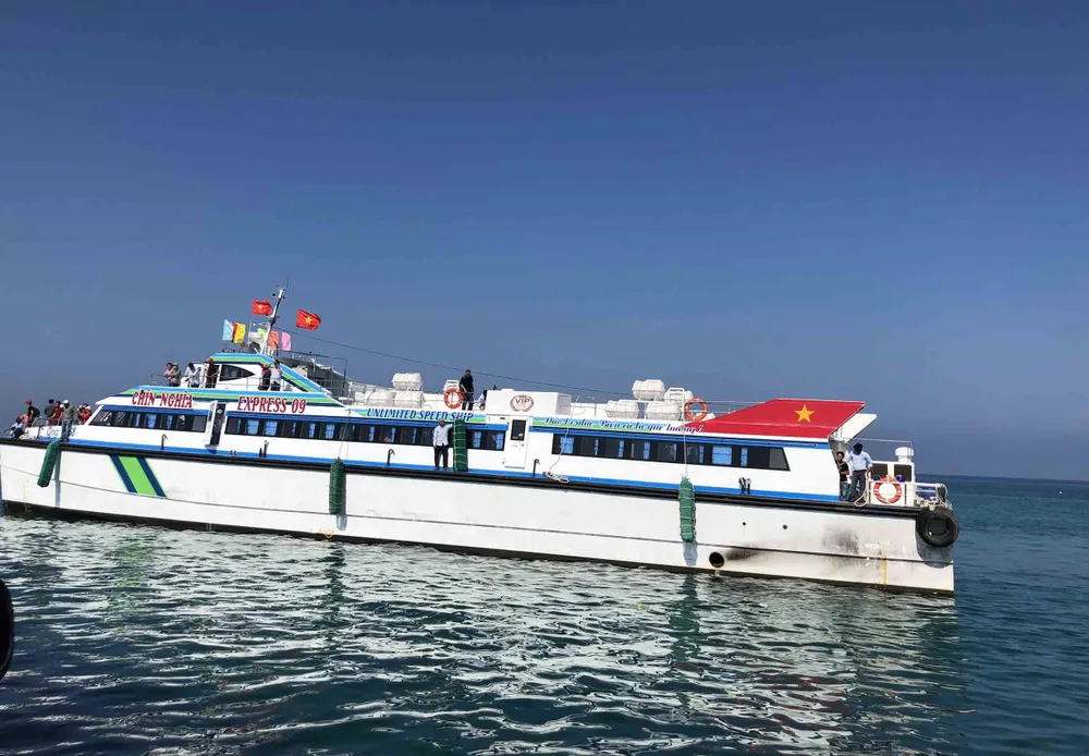 Tàu siêu tốc “lấn át” tàu cao tốc trong cuộc đua đến đảo Lý Sơn ảnh 2