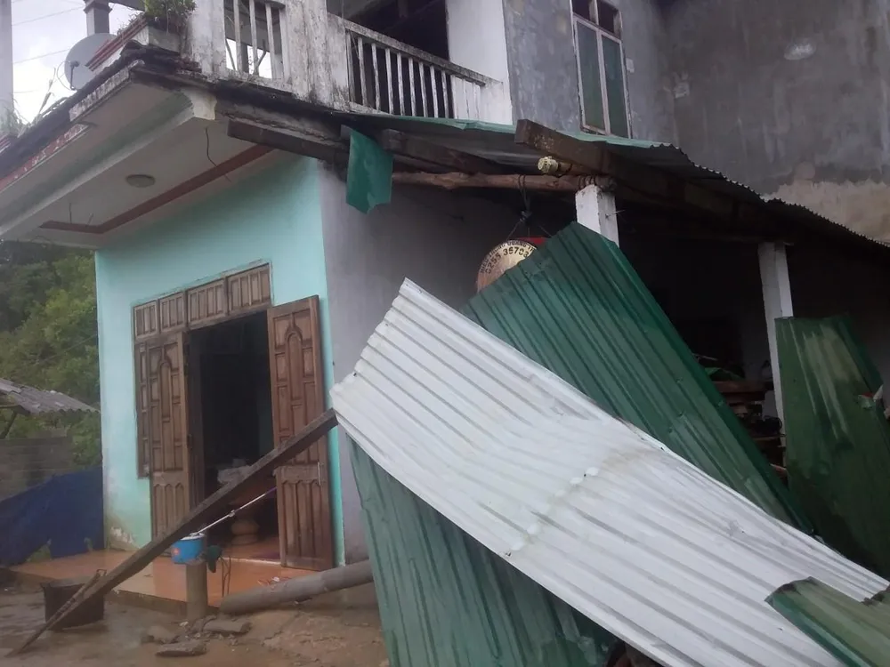 Lốc xoáy cuốn đổ sập hàng chục ngôi nhà ở Quảng Ngãi ảnh 2