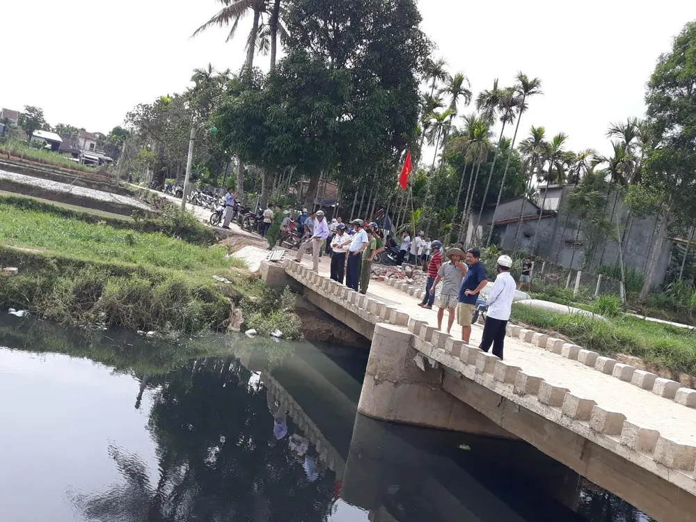 Người dân “nín thở” sống gần kênh ô nhiễm, bốc mùi ảnh 3