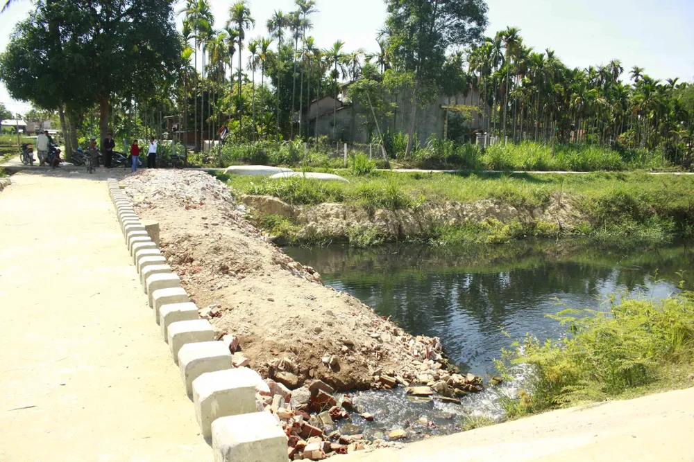 Người dân “nín thở” sống gần kênh ô nhiễm, bốc mùi ảnh 1