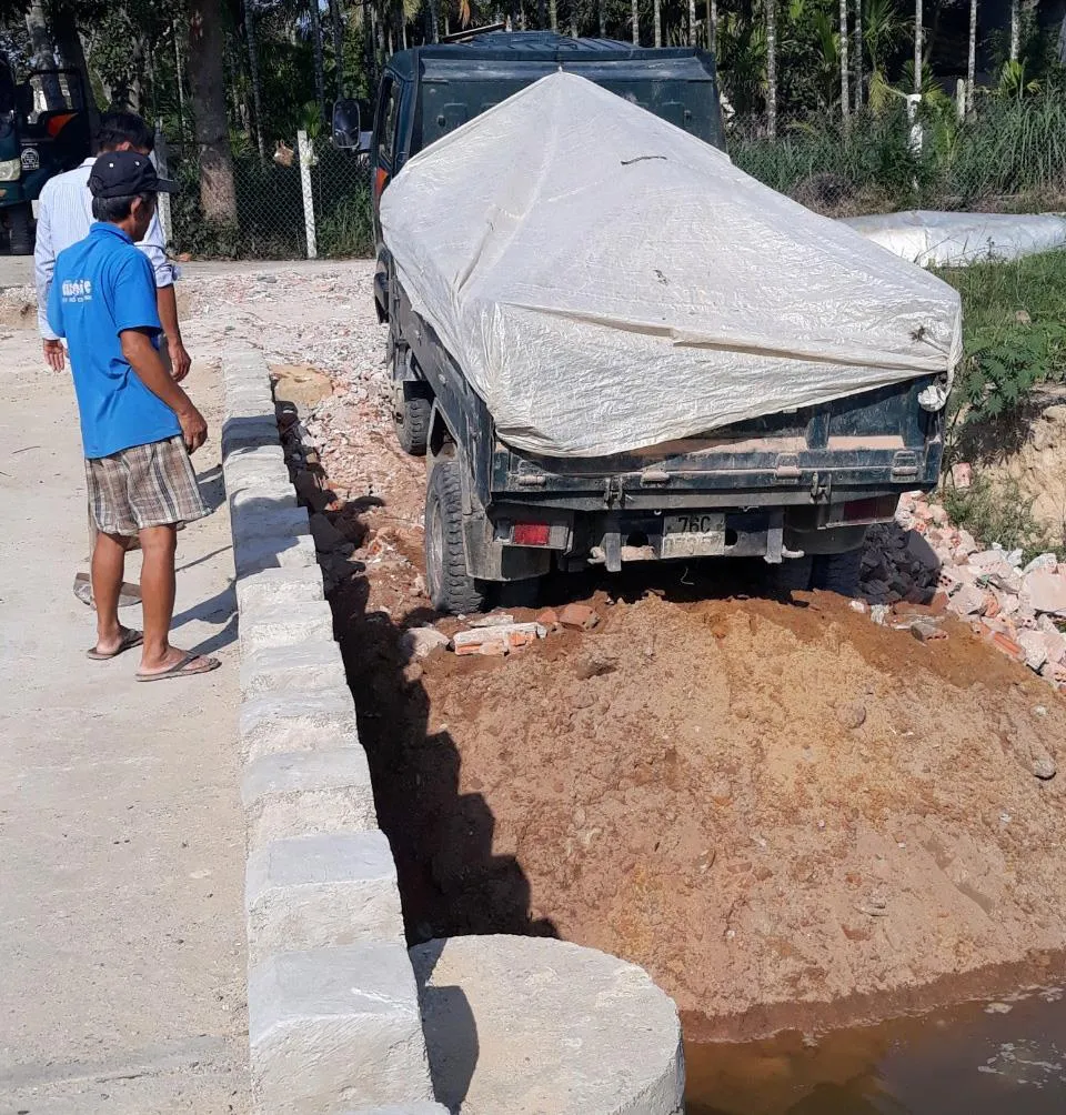 Người dân “nín thở” sống gần kênh ô nhiễm, bốc mùi ảnh 6