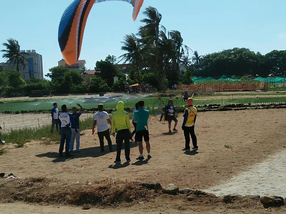 Người dân đổ về đảo Lý Sơn xem giải dù lượn quốc tế ảnh 3