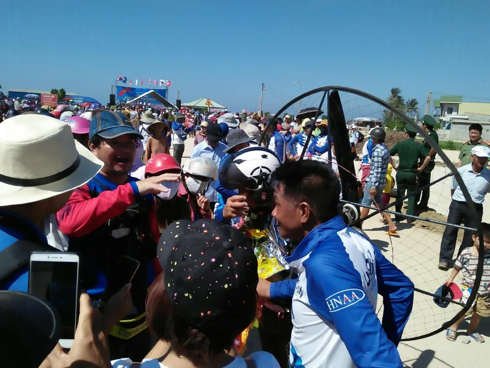 Người dân đổ về đảo Lý Sơn xem giải dù lượn quốc tế ảnh 7